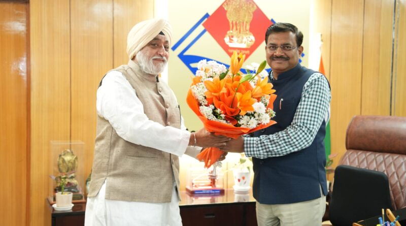 हेमकुंड साहिब मैनेजमेंट ट्रस्ट के अध्यक्ष श्री नरेंद्र जीत सिंह बिंद्रा ने मुख्य सचिव श्री आनंद बर्धन से की शिष्टाचार मुलाकात