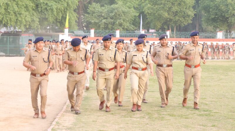 पुलिस लाइन में स्थित शस्त्रागार का निरीक्षण कर उपलब्ध शस्त्रों की समय-समय पर साफ-सफाई करने के दिये निर्देश