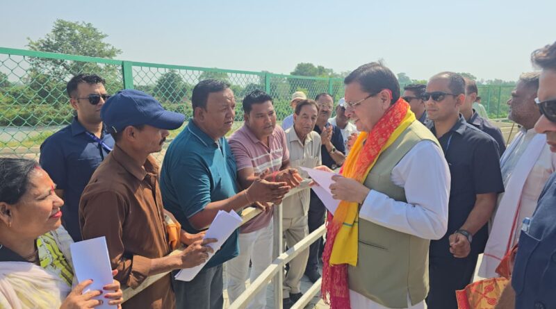 मुख्यमंत्री श्री पुष्कर सिंह धामी ने  लोहियाहेड हेलीपैड पर जनता व जनप्रतिनिधियों से की मुलाकात