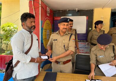 विकासनगर पुलिस द्वारा थाना क्षेत्रान्तर्गत अलग अलग स्थानों से गुम हुए 03 लाख रू0 से अधिक मूल्य के 15 मोबाइल फोनों को किया रिकवर।
