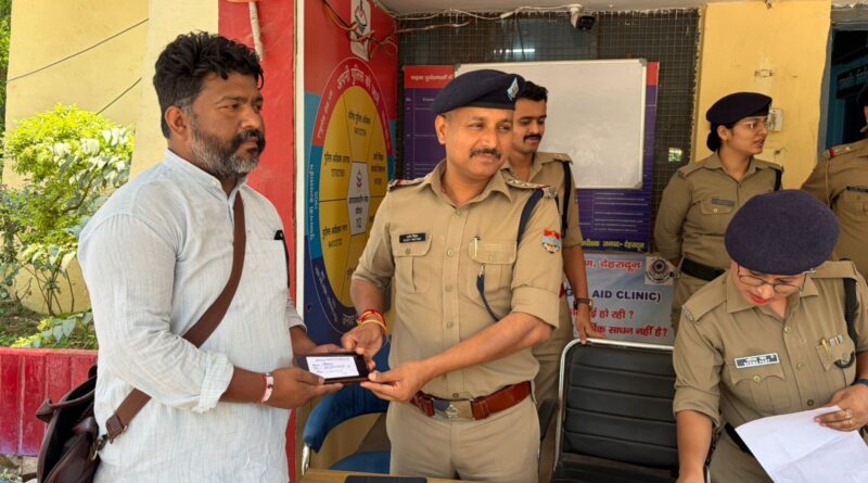 विकासनगर पुलिस द्वारा थाना क्षेत्रान्तर्गत अलग अलग स्थानों से गुम हुए 03 लाख रू0 से अधिक मूल्य के 15 मोबाइल फोनों को किया रिकवर।