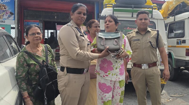 महाराष्ट्र से आई बुजुर्ग महिला के खोये हुए पर्स को पुलिस ने अल्प समय में ढूंढकर किया महिला के सुपुर्द