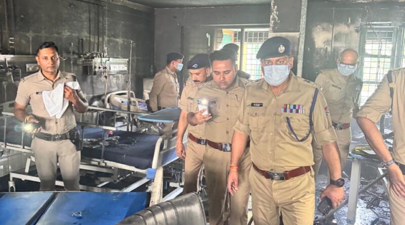 आईसीयू में गैस रिसाव व धुँए की परवाह किये बिना पुलिस द्वारा त्वरित कार्यवाही कर आईसीयू में भर्ती मरीजों को रेस्क्यू कर निकाला बाहर