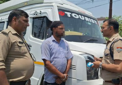 शराब के नशे में श्रद्धालुओं से भरे वाहन को चलाने वाले वाहन चालक को पुलिस ने किया गिरफ्तार, वाहन को किया सीज