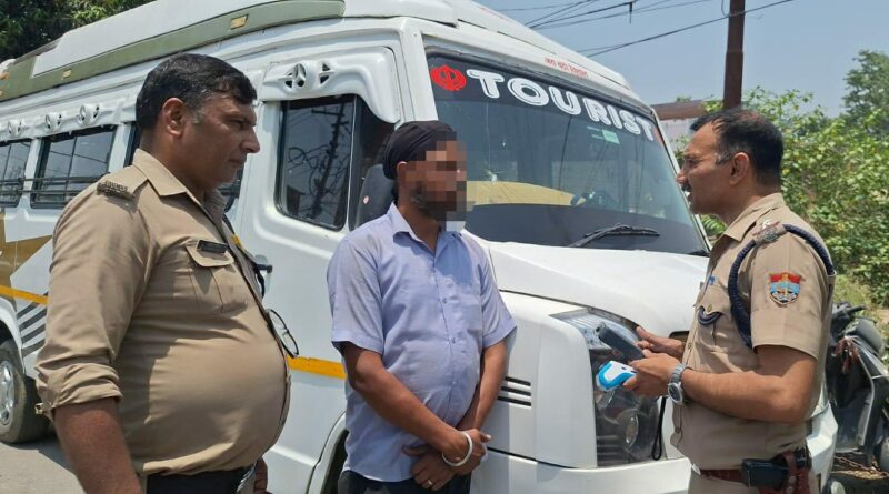 शराब के नशे में श्रद्धालुओं से भरे वाहन को चलाने वाले वाहन चालक को पुलिस ने किया गिरफ्तार, वाहन को किया सीज