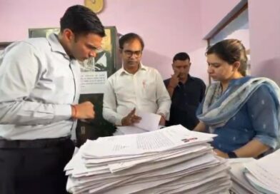 डीएम औचक निरीक्षण के दौरान कार्यालय में मिले 2018, 2024, 2025 तक के मूल विलेख पत्र; विक्रय हेतु प्रतिबंधित भूमि की भी पाई रजिस्ट्री