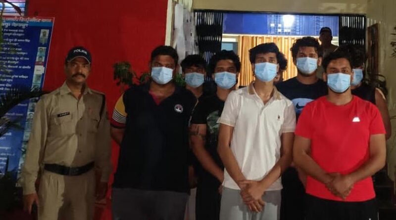 अलग-अलग स्थानों पर हुड़दंग कर रहे 01 दर्जन हुड़दंगियों को पुलिस ने लिया हिरासत में