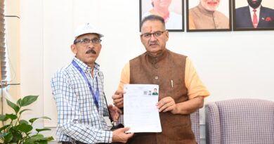 कृषि मंत्री गणेश जोशी ने बीएलओ को सौंपा एसआईआर प्रपत्र