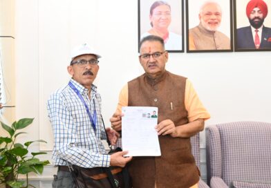 कृषि मंत्री गणेश जोशी ने बीएलओ को सौंपा एसआईआर प्रपत्र