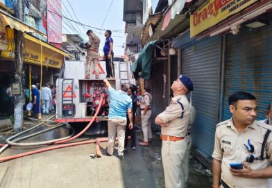 पलटन बाजार स्थित एक दुकान के तृतीय तल पर लगी  आग  दमकल के वाहन तत्काल पहुंचे मौके पर