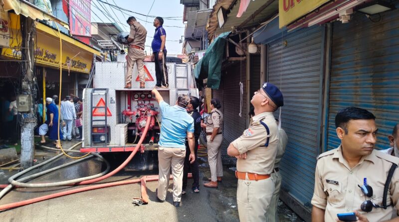 पलटन बाजार स्थित एक दुकान के तृतीय तल पर लगी  आग  दमकल के वाहन तत्काल पहुंचे मौके पर