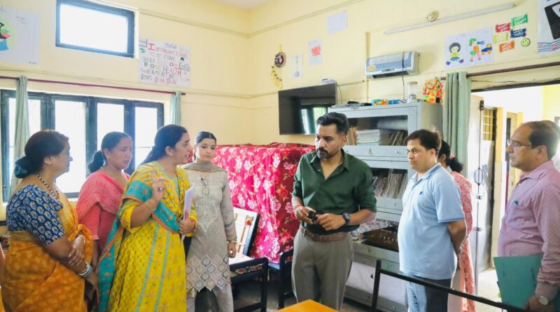 डीएम डॉ0 आशीष चौहान ने नारी निकेतन, बाल सुधार गृह एवं किशोरी गृह का किया निरीक्षण