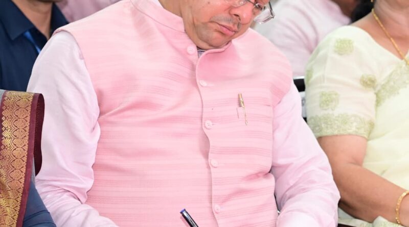 मुख्यमंत्री श्री पुष्कर सिंह धामी ने प्रधानमंत्री श्री नरेंद्र मोदी के मन की बात कार्यक्रम के 135वें संस्करण को सुना
