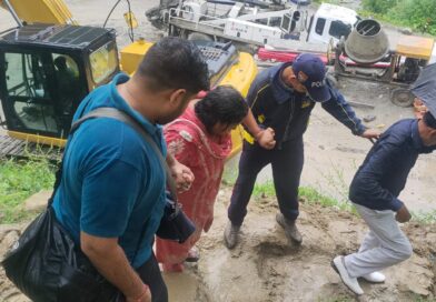 जनपद उत्तरकाशी, यमुनोत्री मार्ग पर मलबा आने से अवरुद्ध रास्ते पर SDRF ने रोप फिक्स कर लगभग 100 यात्रियों को सकुशल कराया पार