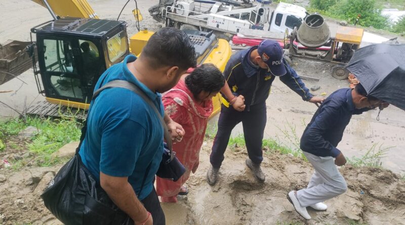 जनपद उत्तरकाशी, यमुनोत्री मार्ग पर मलबा आने से अवरुद्ध रास्ते पर SDRF ने रोप फिक्स कर लगभग 100 यात्रियों को सकुशल कराया पार