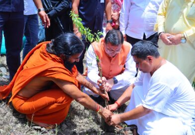 मुख्यमंत्री पुष्कर सिंह धामी ने मंगलवार को जनपद पौड़ी गढ़वाल के यमकेश्वर विकासखंड स्थित मालाग्राम पहुंचकर सघन पौधरोपण कार्यक्रम में किया प्रतिभाग