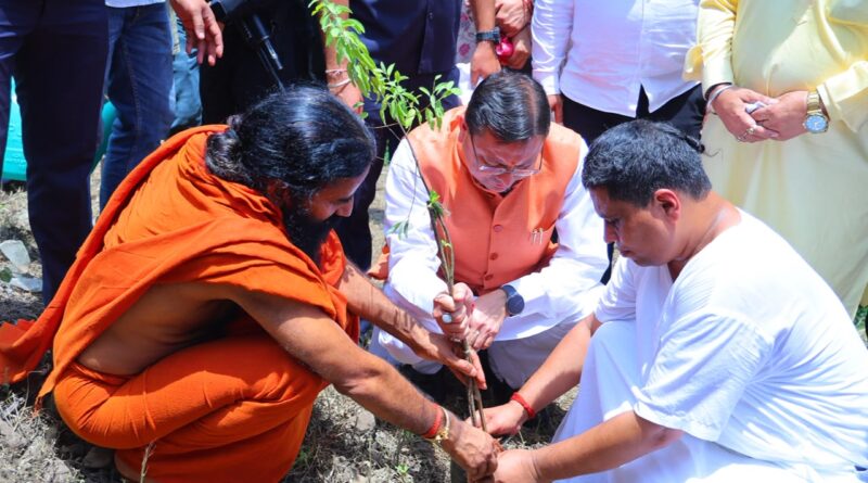 मुख्यमंत्री पुष्कर सिंह धामी ने मंगलवार को जनपद पौड़ी गढ़वाल के यमकेश्वर विकासखंड स्थित मालाग्राम पहुंचकर सघन पौधरोपण कार्यक्रम में किया प्रतिभाग