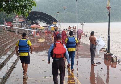 श्रीनगर डैम से पानी छोड़े जाने के कारण ऋषिकेश क्षेत्र में गंगा नदी का जलस्तर बढ़ने के दृष्टिगत लोगो को किया गया सचेत