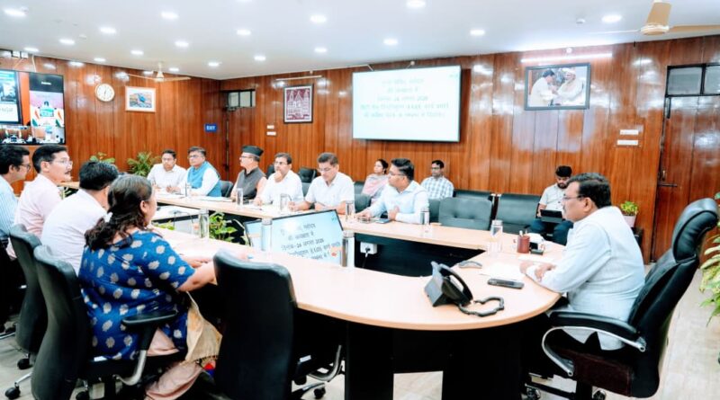 मुख्य सचिव श्री आनन्द बर्द्धन ने प्रदेश में बिछाई जा रही पाइप्ड नेचुरल गैस (पीएनजी) पाइपलाइन और कनेक्शन के कार्यों की प्रगति की समीक्षा की