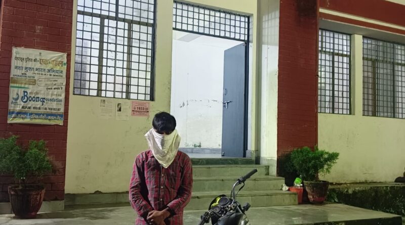 युवक ने वीडियो बनाने के लिये शॉपिंग ऐप के माध्यम से मगाया था पिस्टलनुमा गैस लाइटर पुलिस ने किया गिरफ्तार