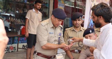 एसएसपी दून ने फल, मिष्ठान तथा पेय पदार्थ वितरित कर सुरक्षित एवं सुगम यात्रा के लिए दी अपनी शुभकामनाएं