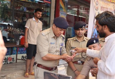 एसएसपी दून ने फल, मिष्ठान तथा पेय पदार्थ वितरित कर सुरक्षित एवं सुगम यात्रा के लिए दी अपनी शुभकामनाएं
