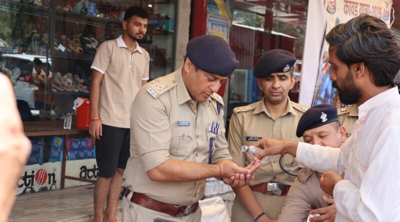 एसएसपी दून ने फल, मिष्ठान तथा पेय पदार्थ वितरित कर सुरक्षित एवं सुगम यात्रा के लिए दी अपनी शुभकामनाएं