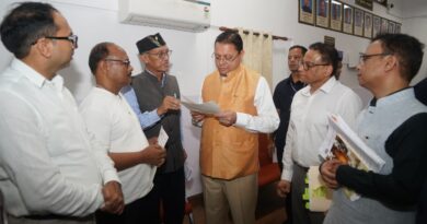 मुख्यमंत्री ने लोगों की समस्याओं को एक-एक कर सुना और संबंधित प्रकरणों की जानकारी लेते हुए अधिकारियों को आवश्यक कार्यवाही के दिए निर्देश