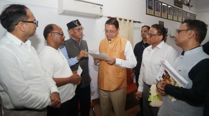 मुख्यमंत्री ने लोगों की समस्याओं को एक-एक कर सुना और संबंधित प्रकरणों की जानकारी लेते हुए अधिकारियों को आवश्यक कार्यवाही के दिए निर्देश