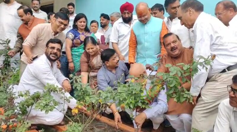 सेवा कार्य के मार्गेट विभिन्न जिलों में अस्पतालों में भर्ती मरीजों को किए गए फल वितरित
