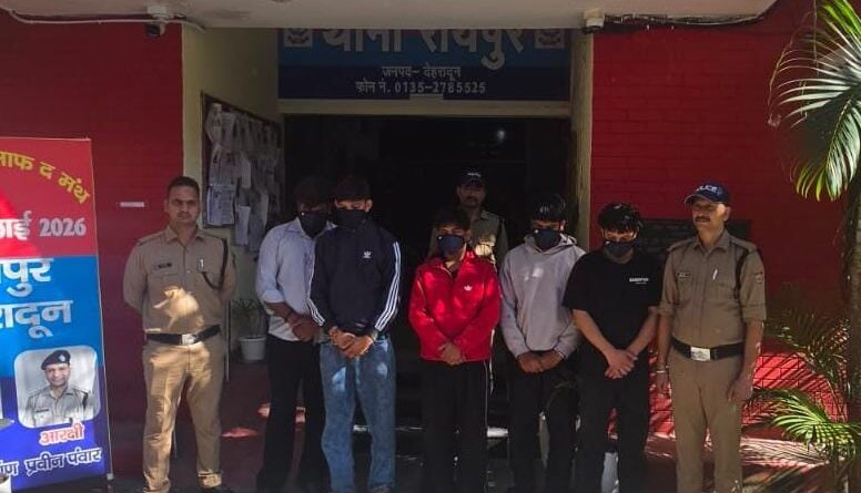 सार्वजनिक स्थान पर हुडदंग मचाने वालो की दून पुलिस ने उतारी खुमारी