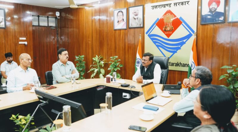 मुख्य सचिव श्री आनन्द बर्द्धन ने रोजगार के नए अवसर विकसित करने के सम्बन्ध में सम्बन्धित विभागों के साथ की बैठक