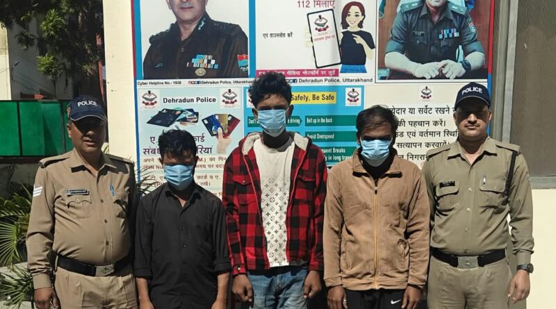 पटेलनगर क्षेत्र में लड़ाई झगड़ा कर शांति व्यवस्था भंग करने का प्रयास कर रहे 03 व्यक्तियो को पुलिस ने किया गिरफ्तार